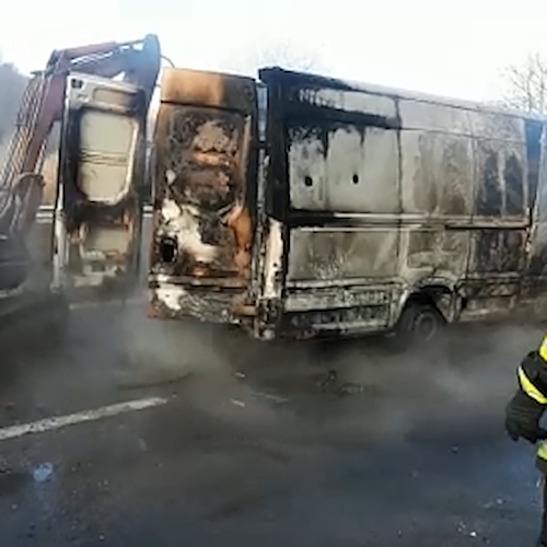 Assalto a portavalori sul raccordo Avellino-Salerno: sparatoria e veicoli incendiati