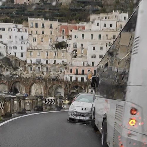Atrani, auto contro bus nella curva "della Maddalena" [FOTO]