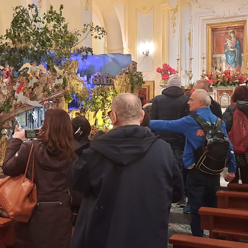 Atrani, boom di presenze al Santuario di Santa Maria del Bando: centinaia di visitatori in attesa del bel tempo 