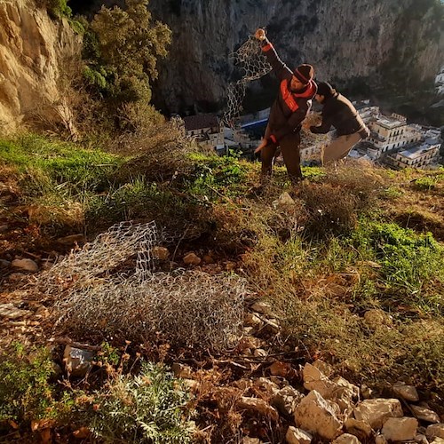 Atrani, cittadini si mobilitano per ripulire la grotta prospiciente il Santuario /FOTO