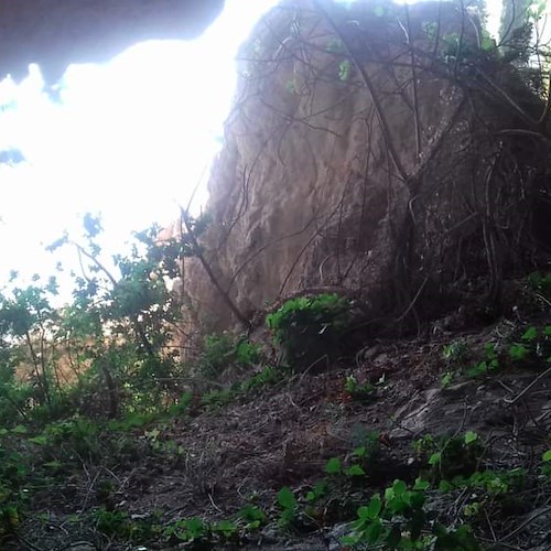 Atrani, cittadini si mobilitano per ripulire la grotta prospiciente il Santuario /FOTO
