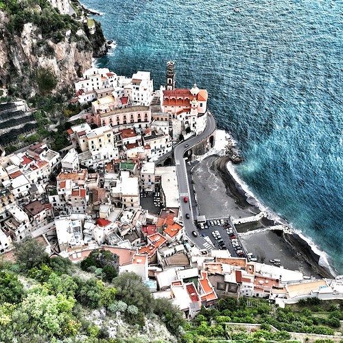Atrani, dai colori del giorno alla meraviglia dell’arcobaleno al tramonto Atrani, immagine dalla Torre dello Ziro<br />© Angelo Anastasio