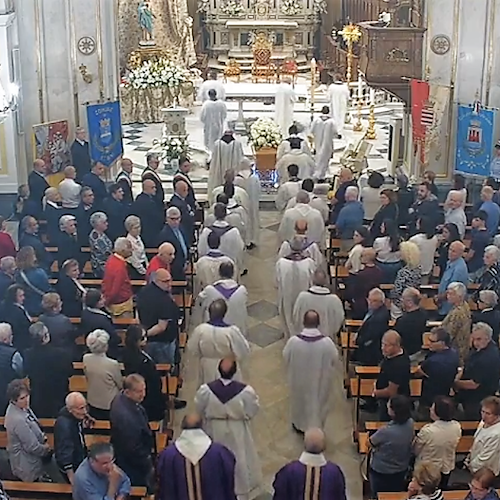 Atrani e Positano unite nel commosso saluto a Don Carmine: «Al primo posto hai messo sempre le nostre comunità»