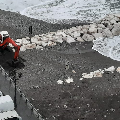Atrani, foce del Dragone occlusa da sabbia e detriti: escavatore all'opera [FOTO]