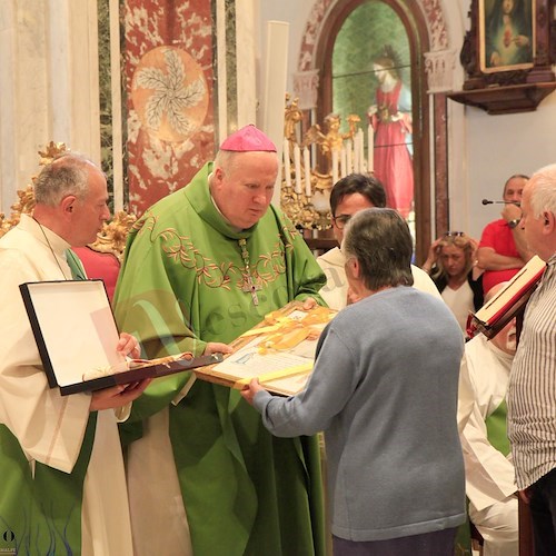 Atrani, grande commozione alla cerimonia per il compianto Don Carmine nel 50esimo anniversario di Sacerdozio /FOTO e VIDEO