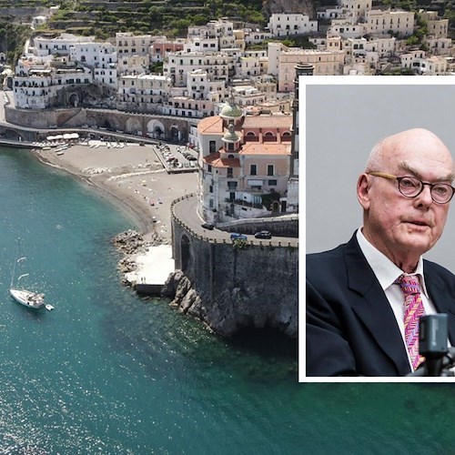 Atrani, il filologo Dieter Richter denuncia: «Ho chiesto un solo lettino, perché pagarne due?». La replica del Comune 