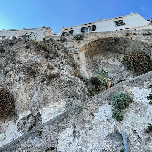 Atrani, interdetta Via Guglielmo Colavolpe per caduta pietre