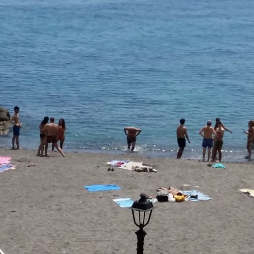 Atrani, la spiaggia è presa d’assalto: Vigili e Carabinieri fanno sgomberare