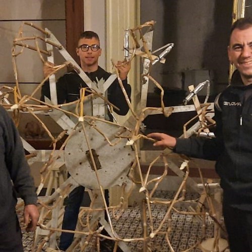 Atrani, montata la stella per la tradizionale “Calata” con l’ausilio di un drone [FOTO]