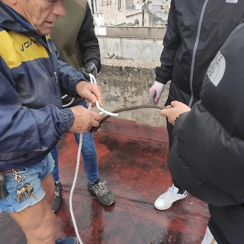 Atrani, montata la stella per la tradizionale “Calata” con l’ausilio di un drone [FOTO]