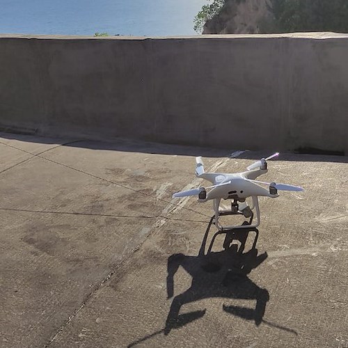 Atrani, montata la stella per la tradizionale “Calata” con l’ausilio di un drone [FOTO]