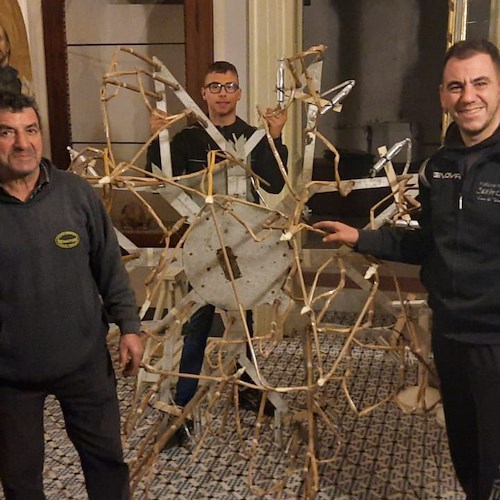 Atrani, montata la stella per la tradizionale “Calata” con l’ausilio di un drone [FOTO]