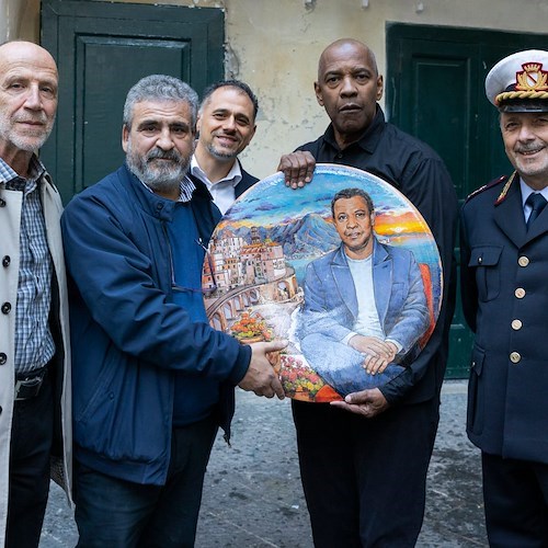 Atrani omaggia Denzel Washington con un piatto in ceramica del maestro Raimondi [foto]