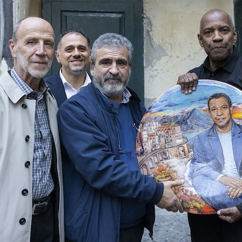 Atrani omaggia Denzel Washington con un piatto in ceramica del maestro Raimondi [foto]