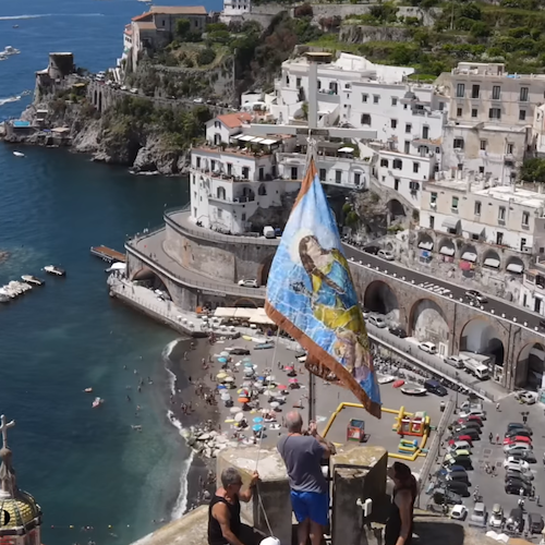 Atrani onora Santa Maria Maddalena: con l’alzata della “pettulella” ha inizio il programma dei festeggiamenti /VIDEO