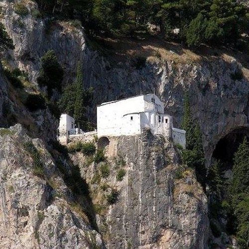 Atrani, sabato 19 escursione 'teatralizzata' a Santuario del Bando e Grotte di Masaniello