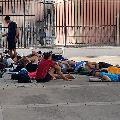 Atrani: si accampano all’ombra della Collegiata, allontanati dai vigili urbani