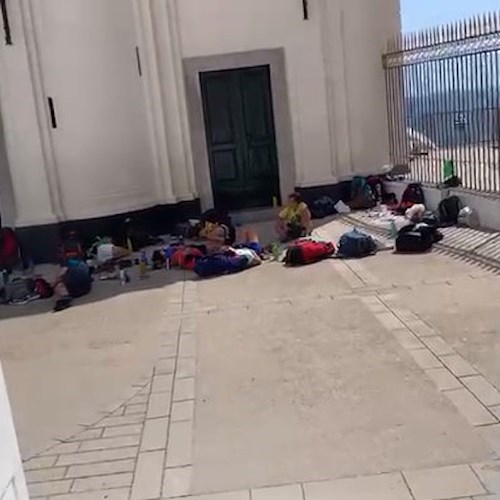 Atrani: si accampano all’ombra della Collegiata, allontanati dai vigili urbani