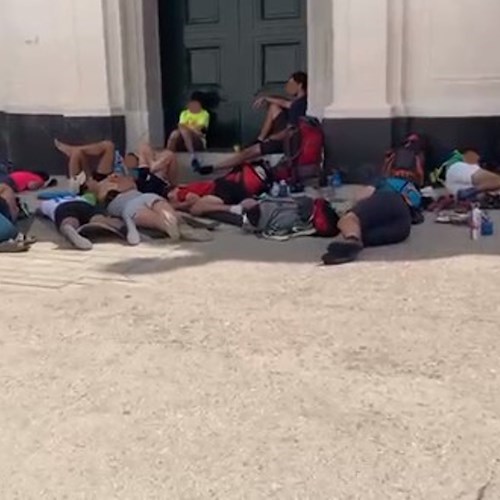 Atrani: si accampano all’ombra della Collegiata, allontanati dai vigili urbani