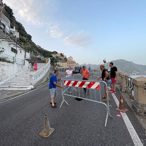 Atrani, si apre un foro profondo sulla Statale: attese verifiche col drone /STRADA TRANSENNATA