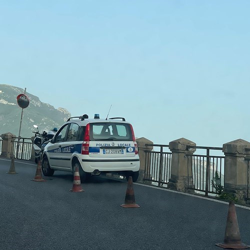 Atrani, si apre un foro profondo sulla Statale: attese verifiche col drone /STRADA TRANSENNATA