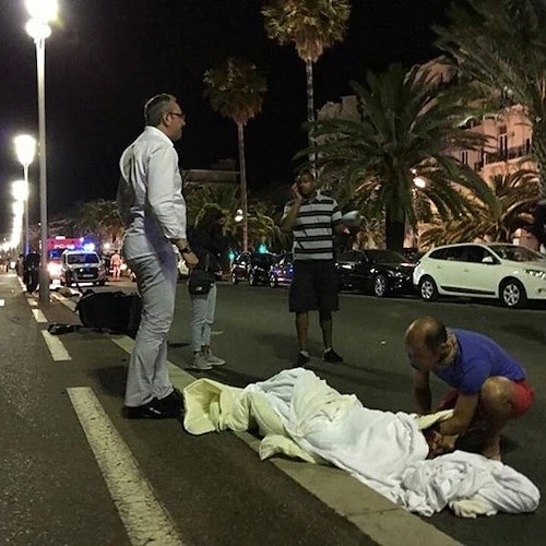 Attacco terroristico a Nizza: camion piomba sulla folla, decine le vittime