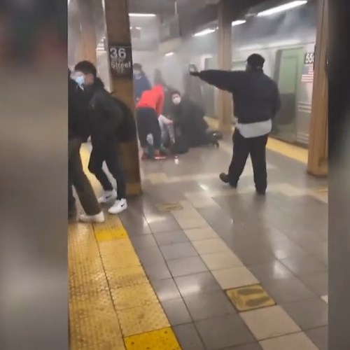 Attentato in metro a New York, 16 feriti: persona sospetta in fuga