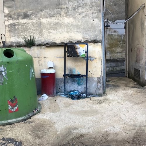 Atti vandalici a Maiori: incendiato punto di raccolta oli esausti [FOTO]