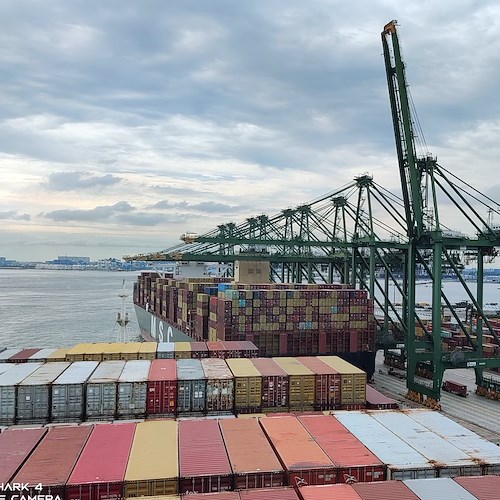 Attraversare lo Stretto di Singapore, tra traffico e pirateria
