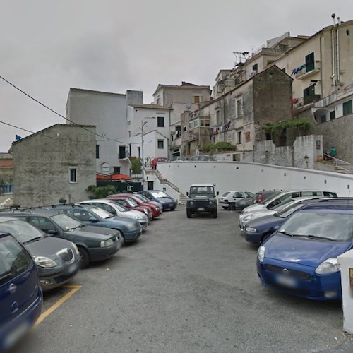 Auto abbandonate da anni in un parcheggio pubblico di Raito, rimosse grazie alla denuncia del Comitato civico Dragonea