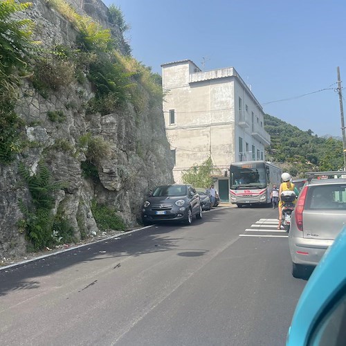 Auto in divieto di sosta lungo la SS163, traffico bloccato da Castiglione a Maiori /FOTO