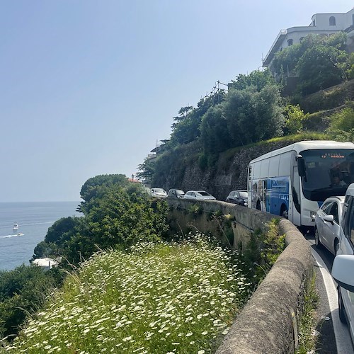 Auto in divieto di sosta lungo la SS163, traffico bloccato da Castiglione a Maiori /FOTO