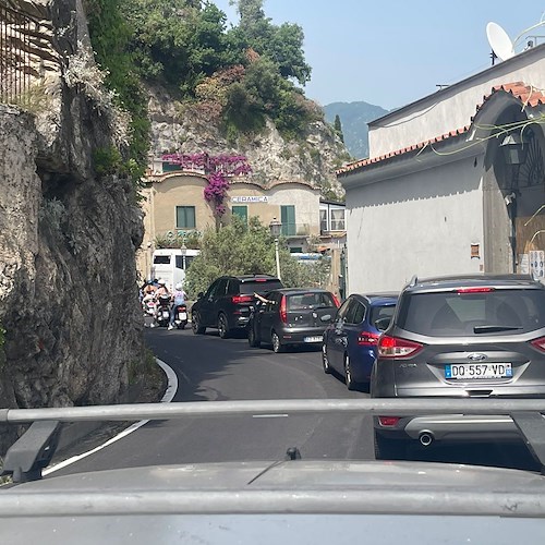 Auto in divieto di sosta lungo la SS163, traffico bloccato da Castiglione a Maiori /FOTO