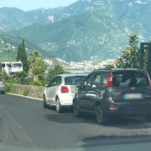 Auto in divieto di sosta lungo la SS163, traffico bloccato da Castiglione a Maiori /FOTO