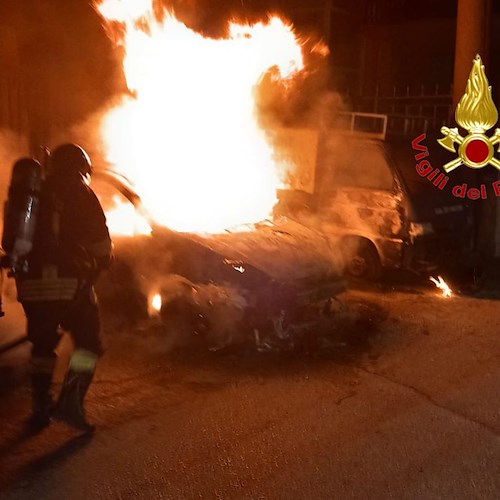 Auto in fiamme nella notte a Salerno