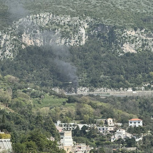 Auto in fiamme sull’Autostrada Napoli-Salerno, colonna di fumo ben visibile dalla Statale 163 Amalfitana