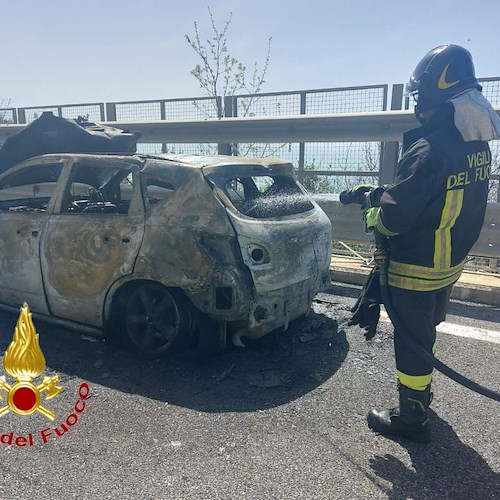 Auto in fiamme sull’Autostrada Napoli-Salerno, colonna di fumo ben visibile dalla Statale 163 Amalfitana