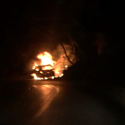 Auto in fiamme sulla Ravello-Chiunzi [FOTO-VIDEO]