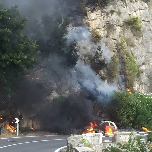 Auto in fiamme sulla Sorrentina, rogo si propaga a vegetazione