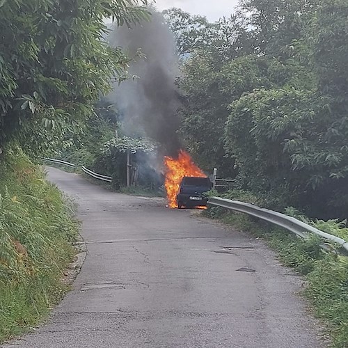Auto in fiamme tra i castagneti di Tramonti [FOTO]
