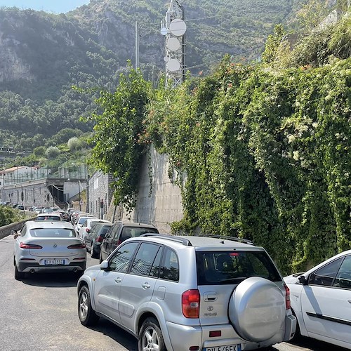 Auto in sosta selvaggia a Vettica e al Fiordo di Furore causano traffico e disagi sull'Amalfitana [FOTO]