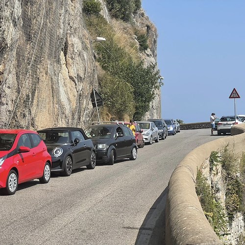 Auto in sosta selvaggia a Vettica e al Fiordo di Furore causano traffico e disagi sull'Amalfitana [FOTO]