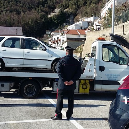 Auto senza assicurazione abbandonate a Pogerola, scatta la rimozione forzata [FOTO]