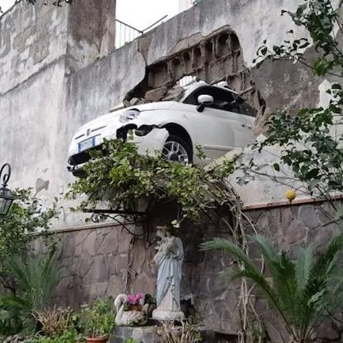 Auto sfonda muro e rimane in bilico: a Gragnano si grida al miracolo 