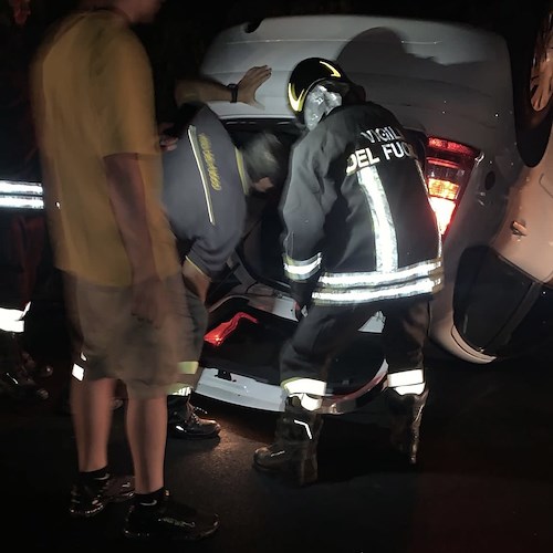 Auto si ribalta nella notte a Capo d’Orso, paura per due fidanzati di Vietri [FOTO]