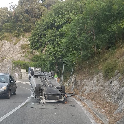Auto si ribalta sull'Amalfitana, paura a Vietri [FOTO]