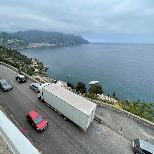 Autoarticolato sovradimensionato si avventura sulla strada per Ravello, bloccato a Castiglione 