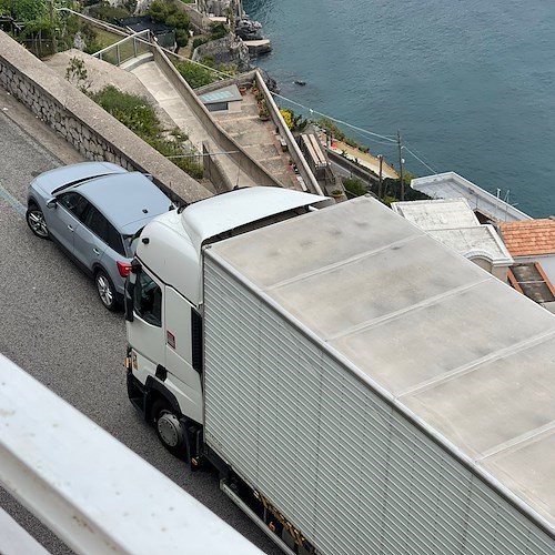 Autoarticolato sovradimensionato si avventura sulla strada per Ravello, bloccato a Castiglione 