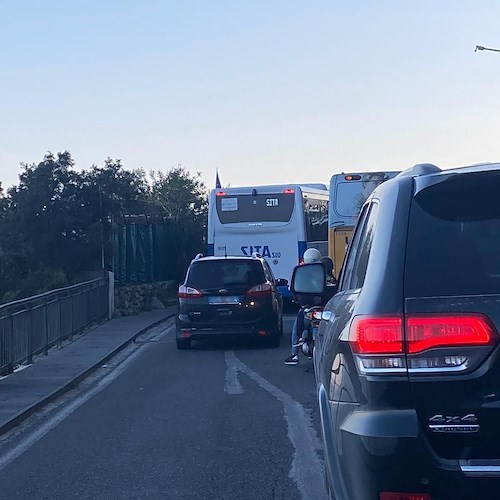 Autobus in panne ad Amalfi, rallentamenti sulla Statale 163