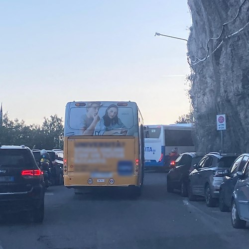 Autobus in panne ad Amalfi, rallentamenti sulla Statale 163